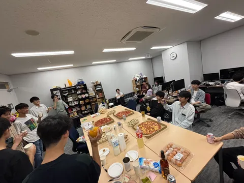 研究室内で懇親会を行いました